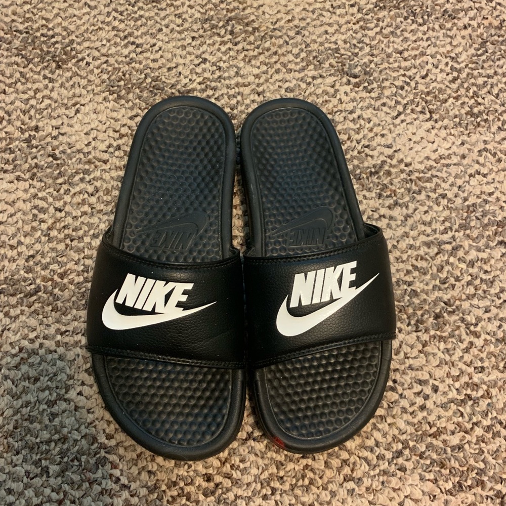 NIKE SLIDES